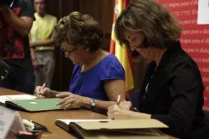 Carmen Caffarel, directora del Instituto Cervantes, y Berta Fraguas, directora general de la Fundación Comité Español de los Colegios del Mundo Unido (CMU)