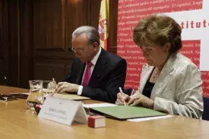 firman el acuerdo por el que la entidad catalana pasa a formar parte del Círculo de Amigos del Instituto Cervantes.