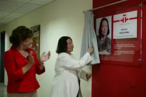 La escritora Nélida Piñón descubre una placa que inaugura la biblioteca que lleva su nombre