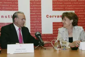 Isidro Fainé, presidente de la Caixa, y Carmen Caffarel, directora del Instituto Cervantes, dialogan en la Sala de Juntas del Instituto Cervantes tras la firma del acuerdo.