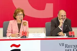 La directora del Instituto Cervantes, Carmen Caffarel, junto a Ignacio Gavira Tomás, director general de la Fundación Comillas