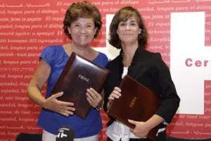 Saludo entre la directora del Instituto Cervantes, Carmen Caffarel, y la directora general de la Fundación Comité Español de los Colegios del Mundo Unido (CMU)