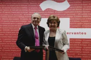 Isidro Fainé, presidente de la Caixa, y Carmen Caffarel, directora del Instituto Cervantes, posan con el documento que certifica la adhesión de la entidad al Círculo de Amigos del Instituto Cervantes.
