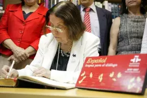 La escritora, Nélida Piñón, firma el libro de honor del centro