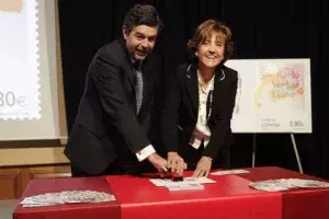 Ángel Agudo San Emeterio, presidente de Correos, y Carmen Caffarel, directora del Instituto Cervantes