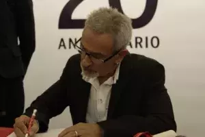 Víctor Ullate firma el Libro de Honor del Instituto Cervantes