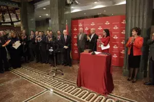 Los asistentes al acto aplauden