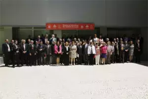 Trinidad Jiménez, ministra de Exteriores y de Cooperación, acompañada por los participantes en la Reunión Anual de Directores del Instituto Cervantes