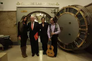 Foto de grupo frente a la Caja de las Letras en la sede central