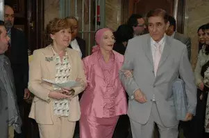 Alicia Alonso entra en la Caja de las letras flanqueada por su esposo y por Carmen Caffarel