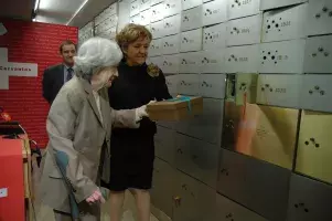 La escritora y académica ha depositado un ejemplar de la primera edición de "Olvidado Rey Gudú" (1997)