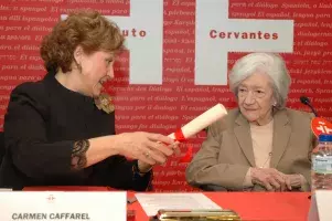 Carmen Caffarel hace entrega a Ana María Matute del certificado acreditativo del depósito de su legado personal