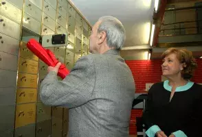El escritor argentino Juan Gelman introduce su legado en la caja número 1.028 de la Caja de las Letras