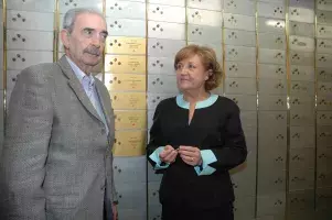 Juan Gelman y la directora del Instituto Cervantes, Carmen Caffarel, tras cerrar la caja que custodiará el legado del poeta bonaerense hasta el 2050