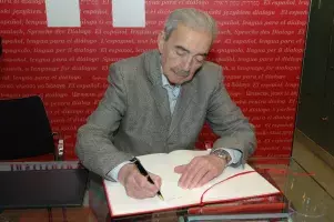El último premio Cervantes 2007 firma en el Libro de Honor del Instituto Cervantes
