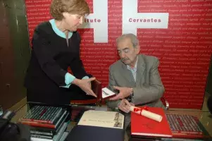 La directora del Instituto Cervantes, Carmen Caffarel, ha entregado a Gelman una llave simbólica y un certificado acreditativo de la donación de su legado