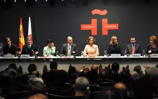 Don Juan Carlos y Doña Sofía acompañados por la princesa japonesa Takamado, por la ministra de Ciencia e Innovación, Cristina Garmendia; por la directora de la institución, Carmen Caffarel, y por representantes de los gobiernos japonés y español