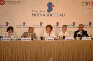 La directora del Instituto Cervantes (c.) expresó su convencimiento de que Estados Unidos sería bilingüe en el futuro