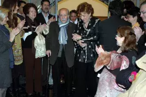 El veterano actor, con más de 300 películas en su haber, es acogido calurosamente a su entrada a la Caja de las Letras