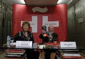 El actor, acompañado por Carmen Caffarel, muestra la estatuilla del premio TP de Oro