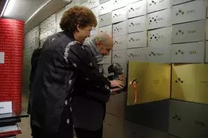 Manuel Alexandre introduce su último premio, el TP de Oro, en la caja número 1.534 de la Caja de las Letras
