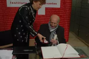 Carmen Caffarel le ha entregado una llave simbólica de la caja de seguridad donde el actor ha depositado su legado
