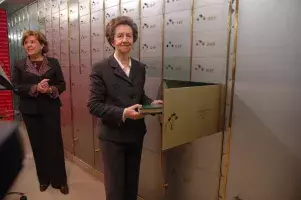 Margarita Salas deposita su primer cuaderno de investigación en la caja nº 1568
