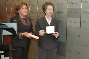 La directora del Instituto Cervantes hace entrega de una llave simbólica y de un certificado acreditativo en el que consta el depósito de Margarita Salas
