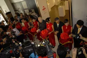 Miguel Ángel Moratinos, corta la cinta inaugural de la muestra
