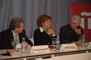 Carmen Caffarel acompañada por el ministro de Cultura español, César Antonio Molina (izda.) y el comisario de la exposición, Demetrio Paparoni (dcha.)