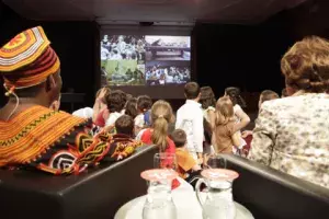 Boniface Ofogo y Carmen Caffarel durante la conexión por vídeoconferencia con los centros de Bruselas y el Cairo.