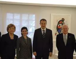 La directora del Instituto Cervantes, Carmen Caffarel; la ministra de Cultura de Chile, Paulina Urrutia; el presidente del Gobierno español, José Luis Rodríguez Zapatero, y el director de la RAE, Víctor García de la Concha, en el Salón Dalí del Palacio de la Moncloa