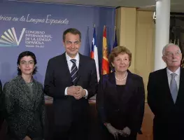 De izda. a dcha., Paulina Urrutia, José Luis Rodríguez Zapatero, Carmen Caffarel y Víctor García de la Concha, momentos antes de comenzar el acto de presentación de la próxima cumbre internacional del español