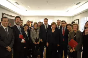 Todo el equipo directivo del Instituto Cervantes con el presidente del Gobierno español, José Luis Rodríguez Zapatero, en el Salón Dalí del Palacio de la Moncloa