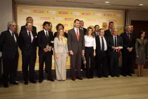 Carmen Caffarel, directora del Instituto cervantes; Trinidad Jiménez, ministra de Asuntos Exteriores y de Cooperación, y Sus Altezas Reales los Príncipes de Asturias Don Felipe y Doña Letizia junto al resto de premiados.