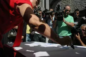 La directora del Instituto Cervantes, Carmen Caffarel, inaugura el poema gigante, en el que pueden participar todo el mundo que desee