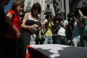La ministra de Cultura, Ángeles González-Sinde, se dispone a escribir en el poema colectivo de 150 metros, que llegará hasta la madrileña plaza de la Cibeles