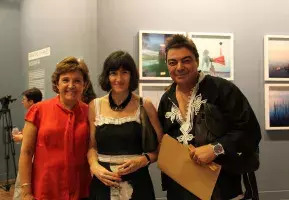 La directora del Instituto Cervantes, Carmen Caffarel; la ministra de Cultura, Ángeles González-Sinde, y el bailaor Antonio Canales, que ha leído un cuento escrito por él a todos los niños asistentes a las celebraciones del Día E