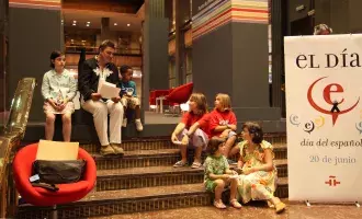 Un centenar de niños ha asistido a la celebración del Día E. En la imagen, varios chavales escuchan atentamente a Antonio Canales, que les cuenta un cuento escrito por él mismo