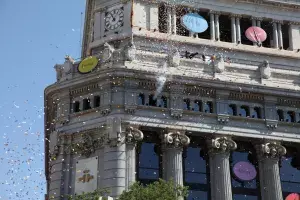 Detalle de las papeles con palabras escritas en español que han sido lanzados desde la azotea de la sede central del Instituto Cervantes en Madrid