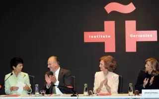 La princesa Takamado Unomiya sonríe tras finalizar su discurso