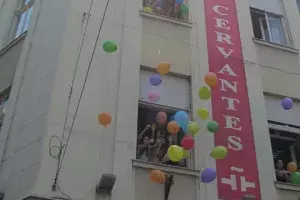 Fachada del Cervantes de Belgrado durante la lluvia de palabras.