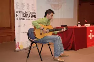 El guitarrista Alberto Lucena en un momento de su intervención musical