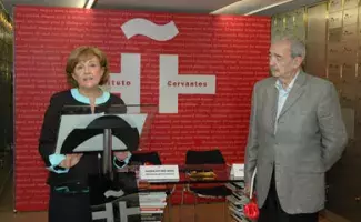 La directora del Instituto Cervantes ha destacado antes del acto que Juan Gelman es "uno de los poetas más importantes de nuestra lengua"