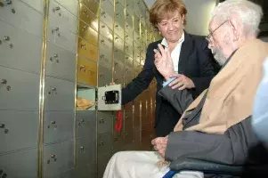El cineasta valenciano comenta a Carmen Caffarel que lo que deja en la Caja de las Letras se abrirá en el año 2021
