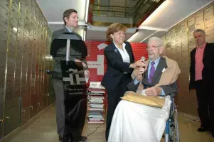 Luis García Berlanga toma la palabra escoltado por Carmen Caffael y sus hijos Jorge (izda.) y José Luis (dcha.)