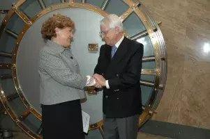 La directora del Instituto Cervantes, Carmen Caffarel, y el compositor Cristóbal Halffter ante la puerta blindada de la Caja de las Letras, antigua cámara acorazada