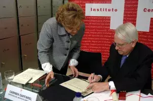 Cristóbal Halffter firma el diploma acreditativo de la entrega de su legado