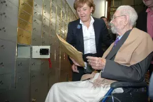 Carmen Caffarel ayuda a Berlanga a introducir su legado en la caja nº 1.034 de la Caja de las Letras