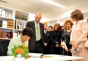 La princesa japonesa Takamado han firmado en el Libro de Honor